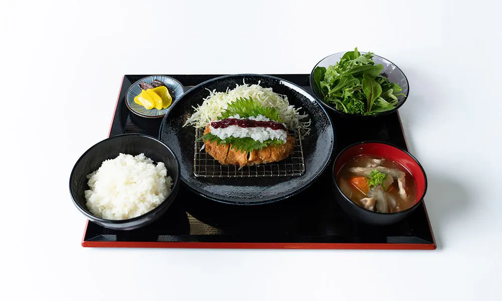 Special sauce tonkatsu set with fresh side salad at KimuKatsu, a Japanese Restaurant in Torrance 中文 特制酱汁炸猪排套餐配新鲜配菜沙拉，来自托伦斯的 KimuKatsu 日本料理店 再生成一些日本料理店的英文名字 推荐一些日本料理店的英文名字 如何用英文更好地描述日本料理的特色？